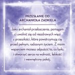 Karta w odcieniach fioletu i bieli z delikatnym tłem przedstawiającym zarys anielskich skrzydeł. Pośrodku znajduje się tekst z afirmacją.