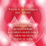 Karta w odcieniach czerwieni z delikatnym, świetlistym tłem i złotymi akcentami w kształcie serca i promieni światła. Pośrodku znajduje się tekst z afirmacją.